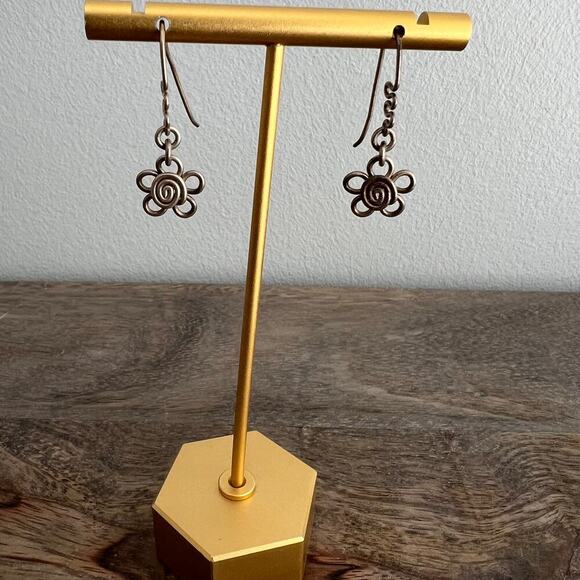 🍭6/$30 Silver twisted 2000s minimalist monochrome metallic flower earrings - Picture 3 of 3